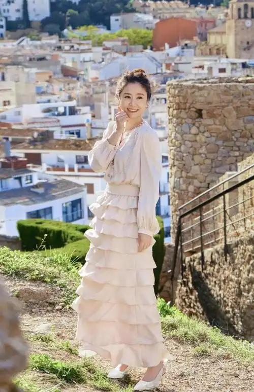 林心如扎起马尾年轻20岁,穿露肩裙好美,我感慨霍建华真会娶老婆