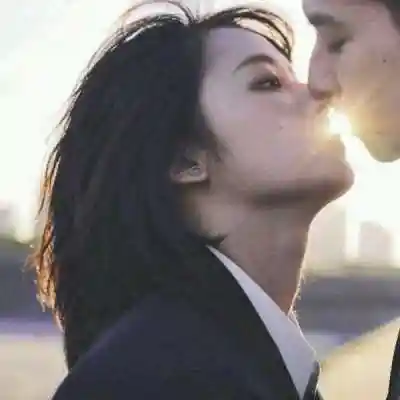 甜蜜双人接吻爱人头像