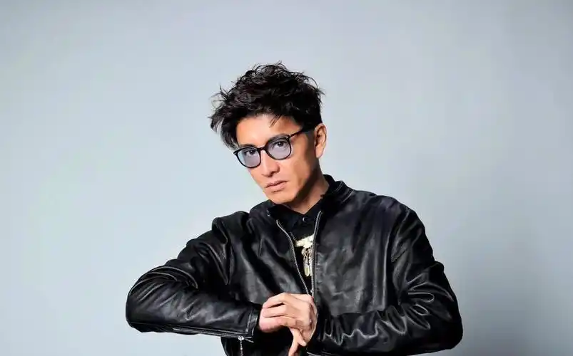 47岁木村拓哉上班被拍,白t恤穿出巨星味;与工藤静香罕见同框皮衣夜行