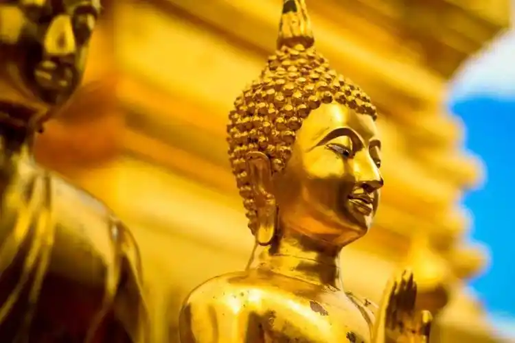 金色释迦摩尼佛像纯色高清壁纸