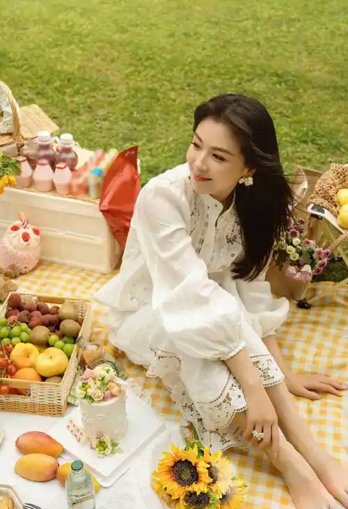 刘涛披肩长发白色套装户外野餐生活照_休闲_小白_牛仔裤