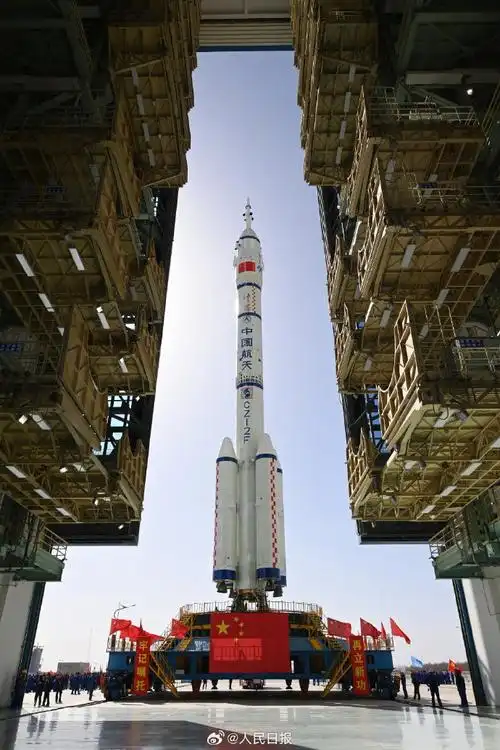 神舟十八号载人飞船与长征二号f遥十八运载火箭组合体已转运至发射区