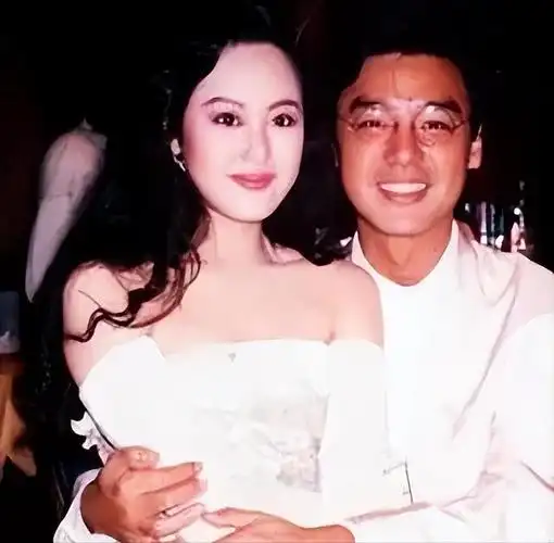 前妻章小蕙虽然风评不好,但也是少见的性感美人,尤其是年轻时候,特别