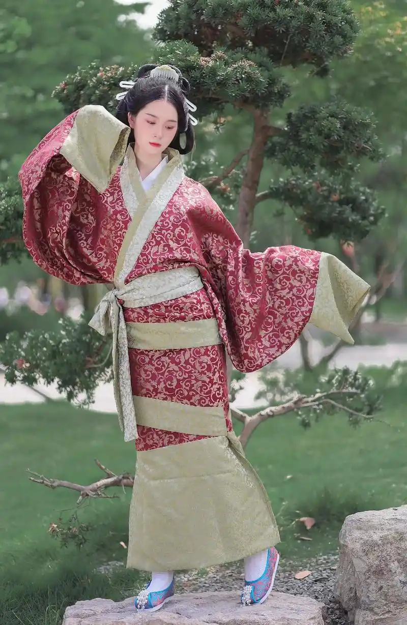 佛伦汉服.西汉双绕鱼尾曲裾#国风合伙人 #汉服推荐 #摄影  - 抖音