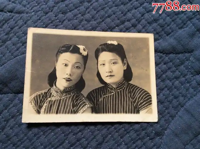 民国姊妹花合影老照片,穿姐妹装(条纹旗袍),戴珠花,长相非常美艳