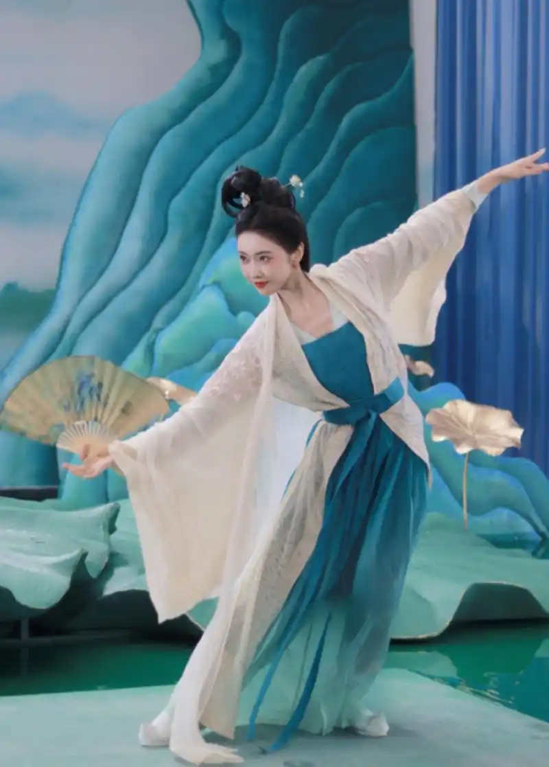 宣璐的古装,总是让人很惊艳,而这一身的装扮,用"天青色等烟雨,而我在