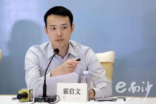 霍启文出生在1988年,很早就跟随父亲一起为家族的生意奔波,之前还随堂