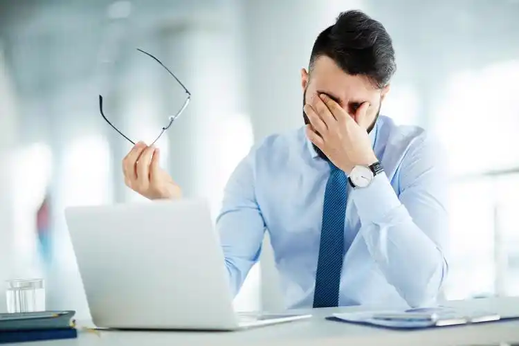 办公室上班眼睛疼男人眼睛痛的男人生病的男人难受的男人疲劳犯困