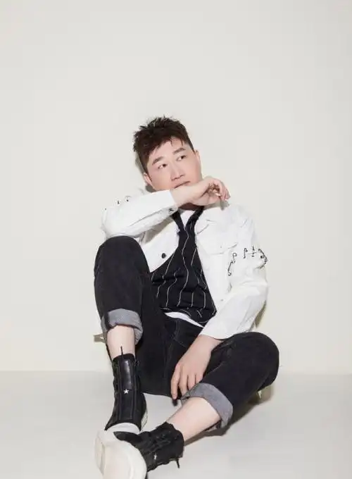 人靠衣裳马靠鞍再帅的大褂也比不上张鹤伦穿西服的帅气逼人