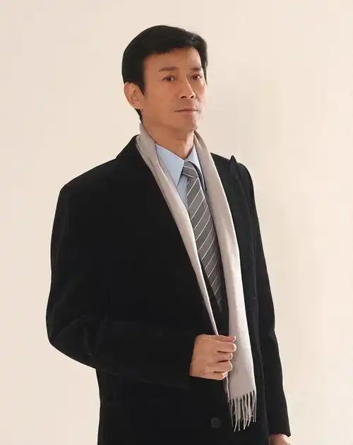 郑少秋55岁长女美国自杀,网友怒斥其不配当爸,现任妻子回应了_腾讯