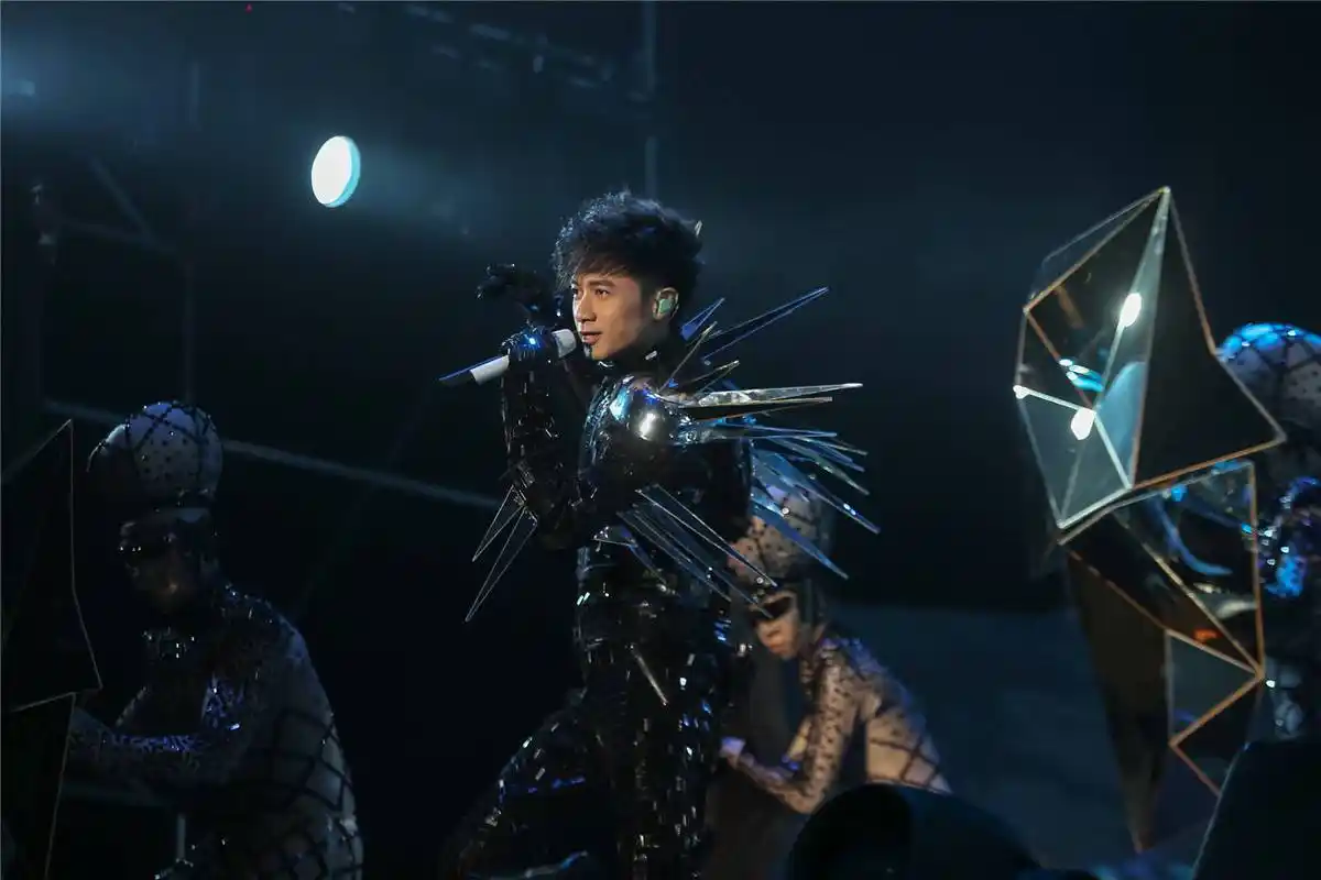 《寻宝》;同年7月1日,推出第三张个人ep专辑《跳飞机》;同年,与赵薇