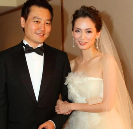 要复婚?45岁"何仙姑"带儿子与前夫聚餐,三人开心合影场面温馨