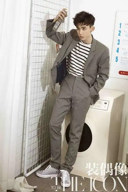 郭俊辰身穿中灰色西装内搭条纹tee写真显成熟魅力【图】