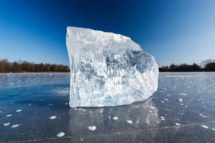 冬季严寒: 冰块躺在表面上