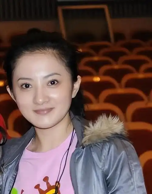 金铭跟现在很多演员不同的地方是,她有一张很大气的鹅蛋脸,虽然不是