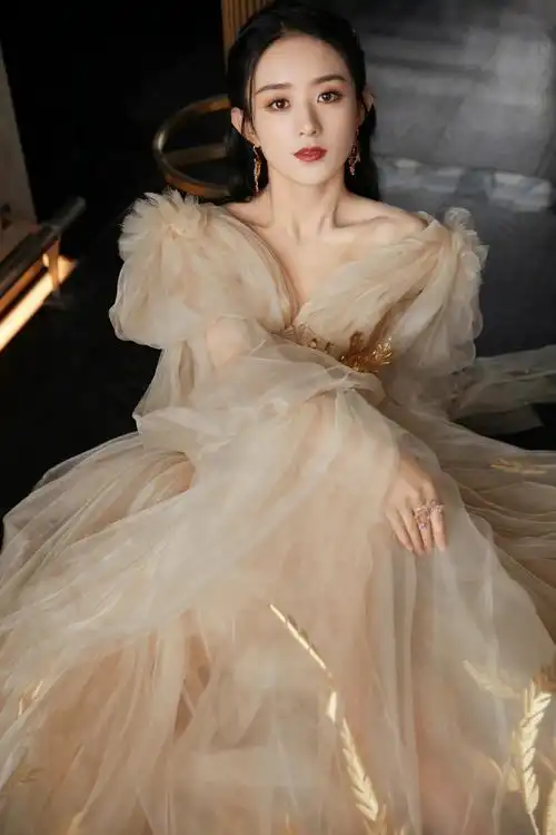 收视女王赵丽颖红毯合集,赵丽颖的腰和头居然差不多粗