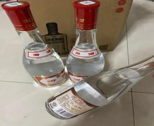 买白酒,一眼就能分辨"勾兑"和"纯粮",看清瓶身1行字就行!