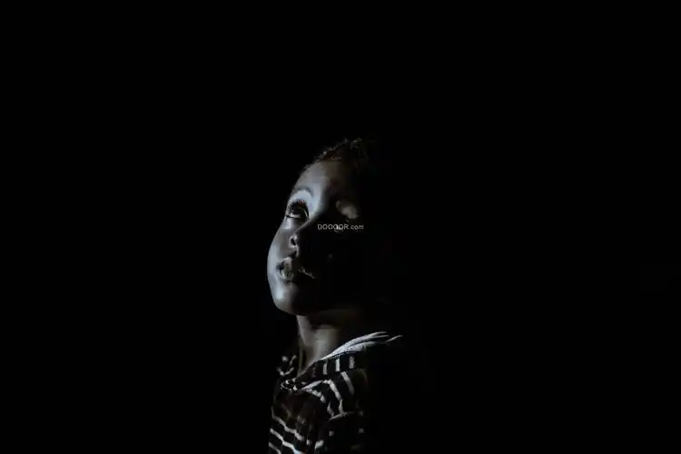 孤独的小女孩渴望的眼神人物特写