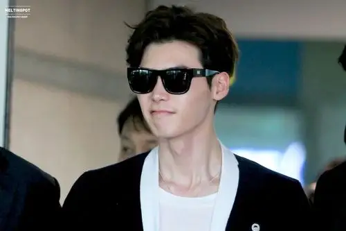 小鲜肉李钟硕帅气墨镜亮相 李钟硕墨镜图片 李钟硕图片