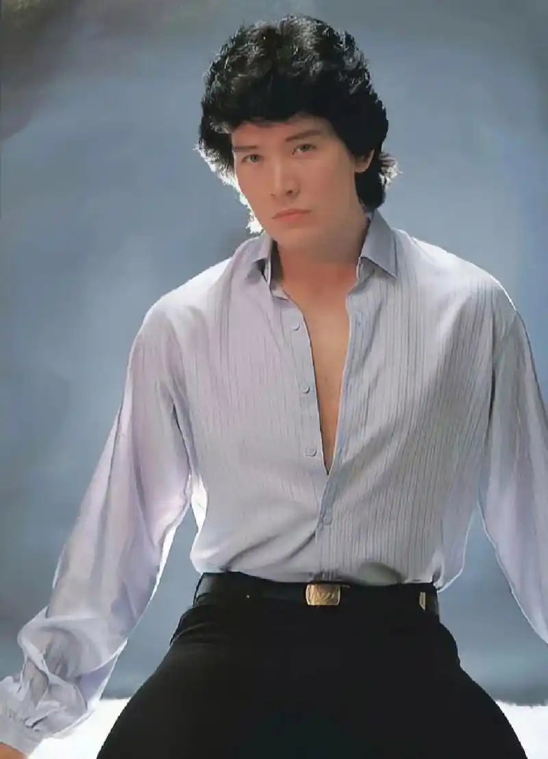 最近因为封神男团大火,连带着费翔古早瓜也被扒了,早年费翔接受采访时