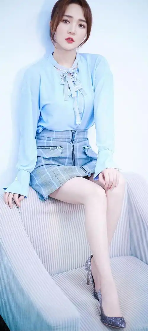 壁纸身材一流优雅迷人靳梦佳