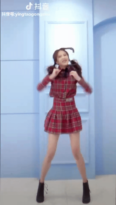 新晋抖音一姐湿身照千万男粉沦陷茶言茶语被嘴臭少女喷到自闭