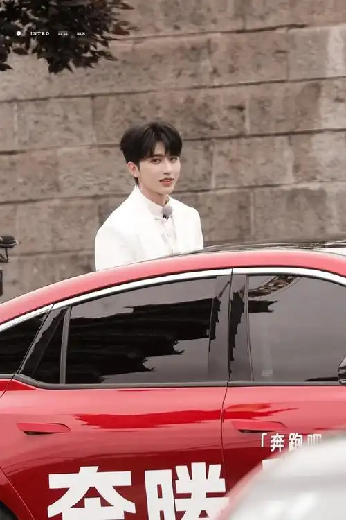蔡徐坤奔跑吧全白西装路透##奔跑吧金华路透
