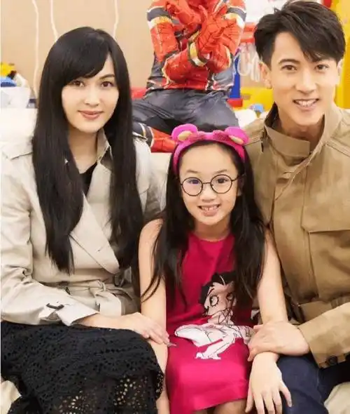 吴尊老婆林丽吟将头发挽起来, 看到她丸子头的造型, 哪像40岁的样子