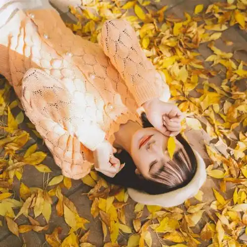 秋天温柔放松女生头像图片