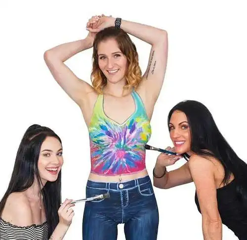 女模特穿了一件画上去的衣服,因为太逼真,竟无一人察觉