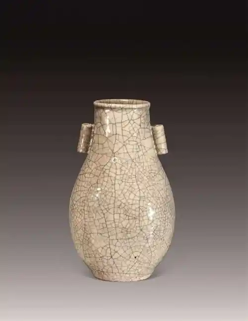 清乾隆仿哥窑暗梅树贯耳扁瓶