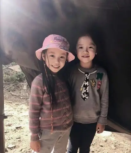 事实上,该影迷会晒出的图片并非近照,而是几年前的旧照;有追随赵薇多