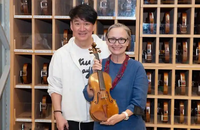 周华健妻子罕见露面,年过花甲身穿素衣挂民族风项链,和61岁穿帽衫老公