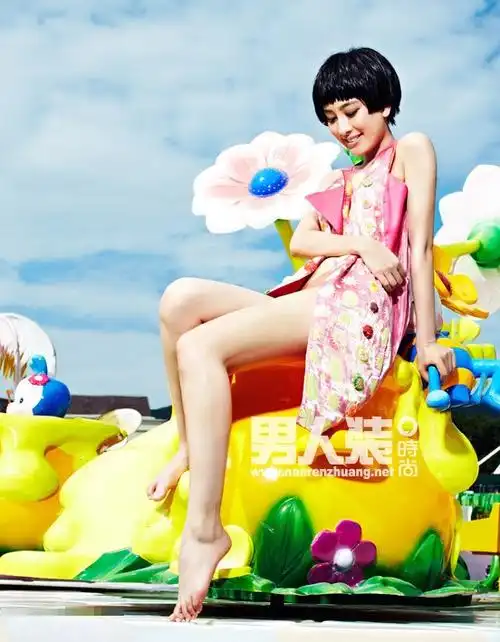 马苏性感写真登男人装妩媚迷人