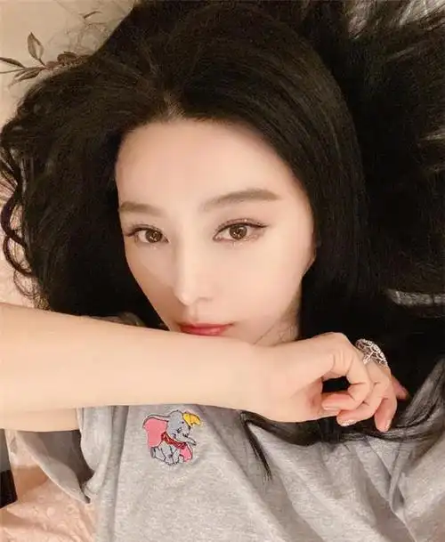 范冰冰晒九宫格自拍穿家居服少女感满满怼脸拍照颜值惊艳