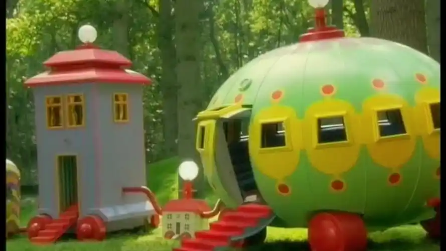 花园宝宝:叮叮车来了,汤姆布利柏裤子又掉了,他们赶紧提上去