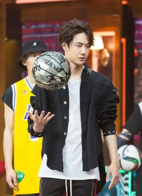 花式篮球:主播:京剧:在《天天向上》的舞台上,王一博作出了很多挑战.