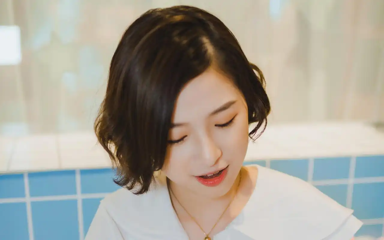 俏皮短发美女甜美高清桌面壁纸