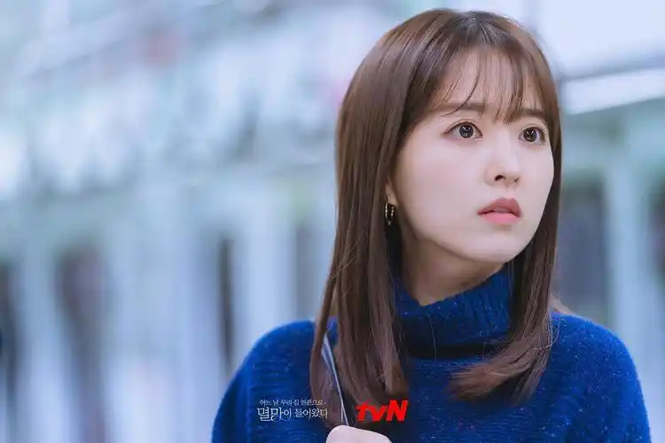 《某天,灭亡从我家玄关进来了》是由权英日执导,林回音编剧,朴宝英