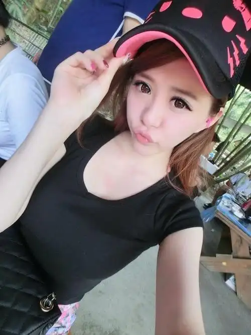 白皙甜美少女34c美胸自拍