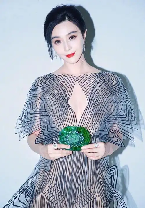 范冰冰复出后太敢穿! 大尺度真空穿透视裙, 这身材实在"有料"