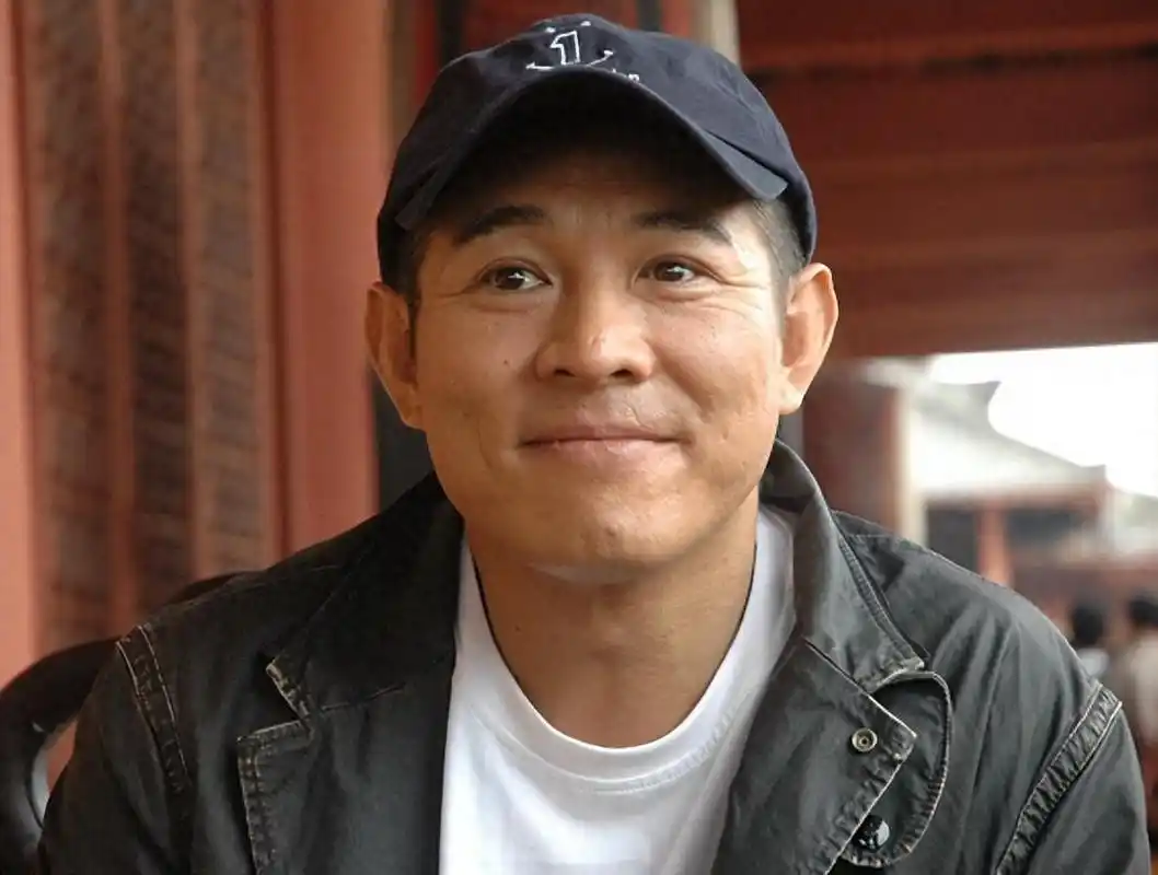 李连杰:身体是最宝贵的本钱 李连杰为了追求动作的完美和身材的完美