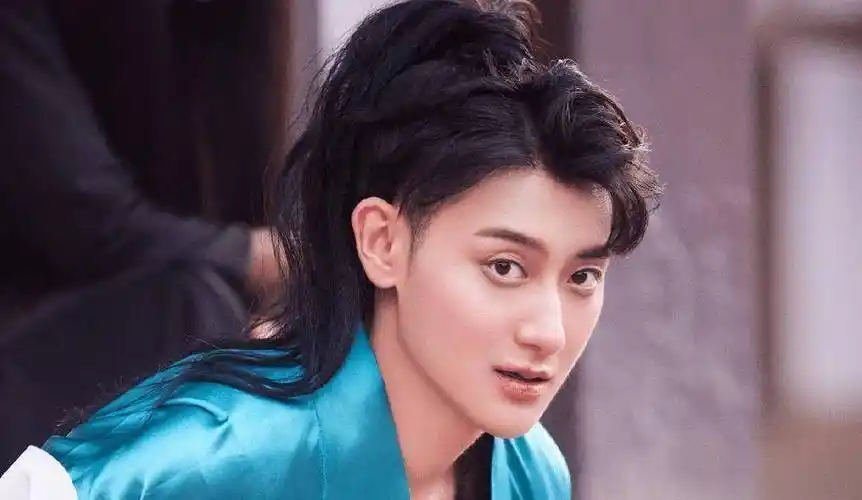 节目组还邀请了杨紫,黄子韬,杨迪,宋亚轩,那英,孙红雷酋长等多位当红