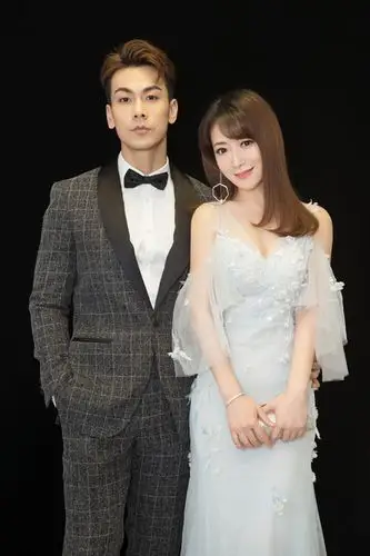 戴向宇携妻恩爱亮相国剧盛典格纹西装酷帅有型