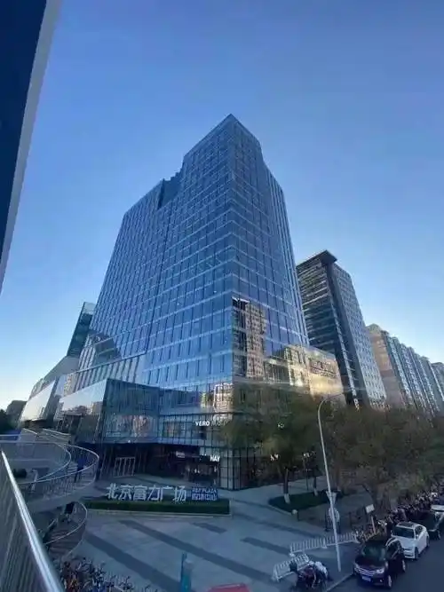 地理位置及交通北京富力中心百米地标建筑,位于东三环中路,双井桥西北