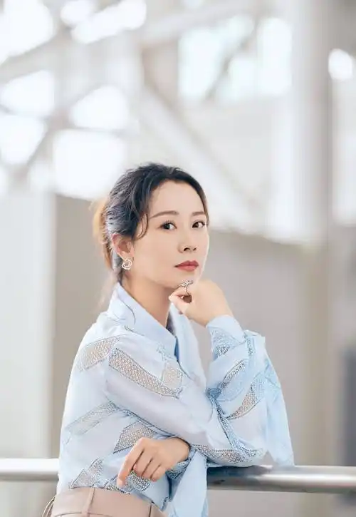 海清气质变了,蓝色时尚风衬衫配卡其色裤子,清新雅致很温柔_显得_感觉