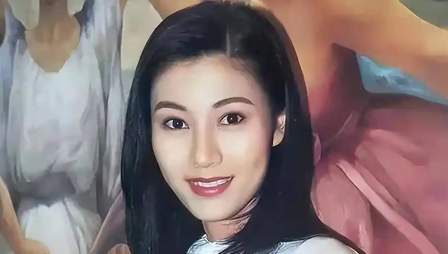 李嘉欣晒近照,穿比基尼秀马甲线,发际线后移难逃头秃烦恼_头发_照片