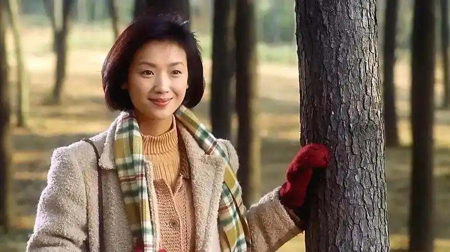 吴倩莲饰演的顾曼桢留着一头清爽的短发,笑起来眉眼弯弯,在影片铸她