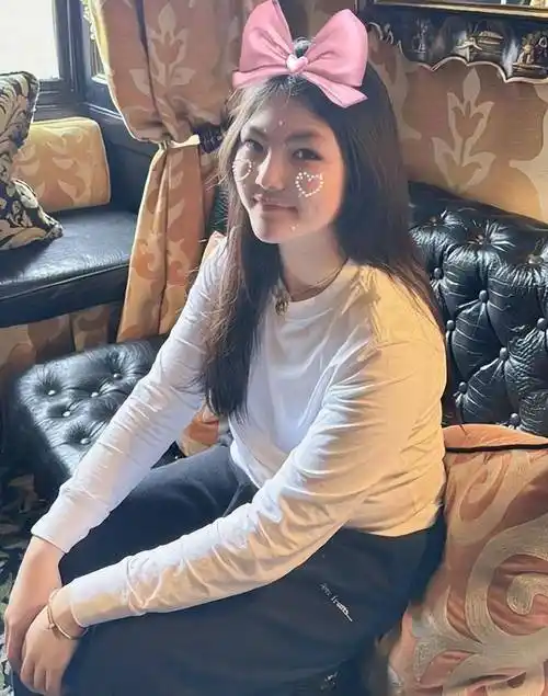 王诗龄又胖了,回国和父亲在北京过暑假,打电话时大跨步前行!