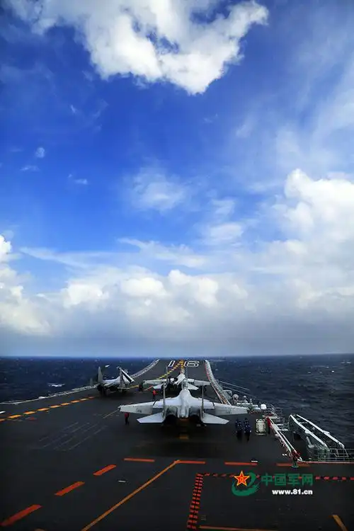 中国海军辽宁舰编队在南海进行训练.张凯摄影
